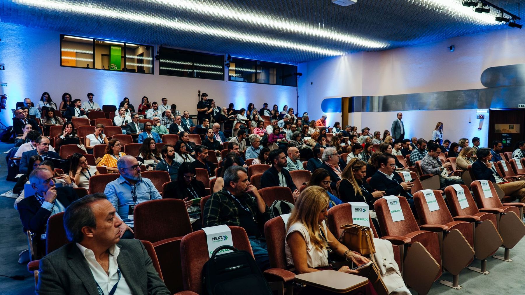 Sala cheia de participantes num evento da AMD