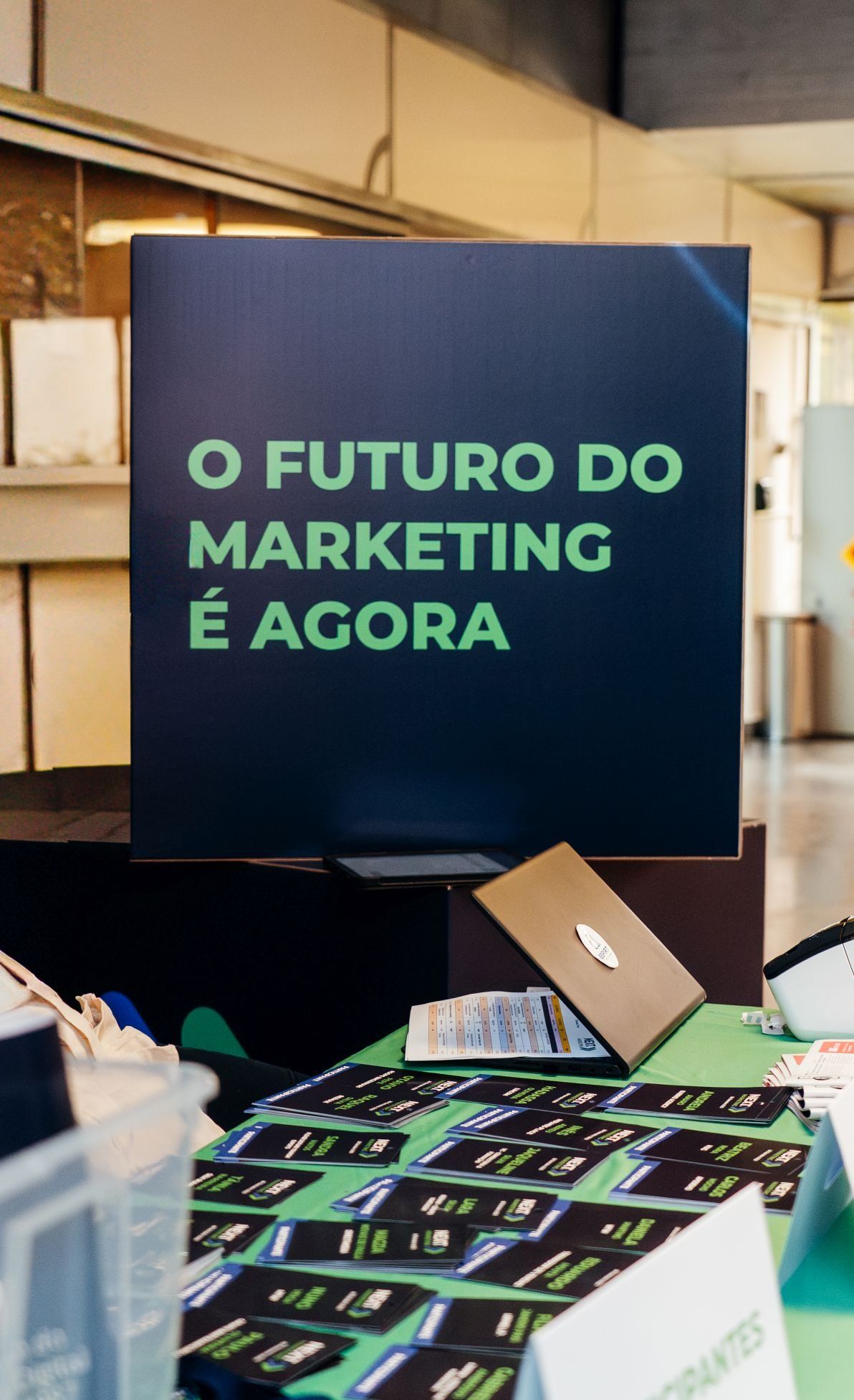Painel de evento com a frase «O futuro do marketing é agora»
